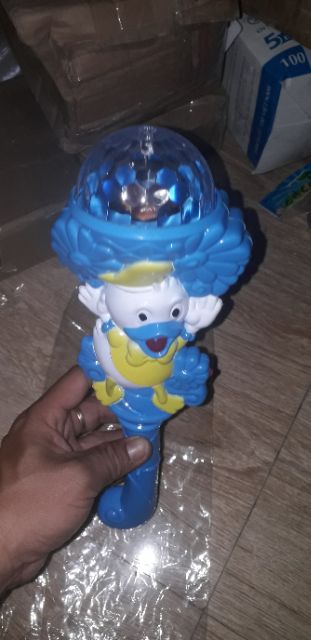 Giáng Sinh _Một cây đèn choi Noel hình chú Vịt bằng nhựa có nhạc và đèn Led quay 7 màu tặng kèm pin