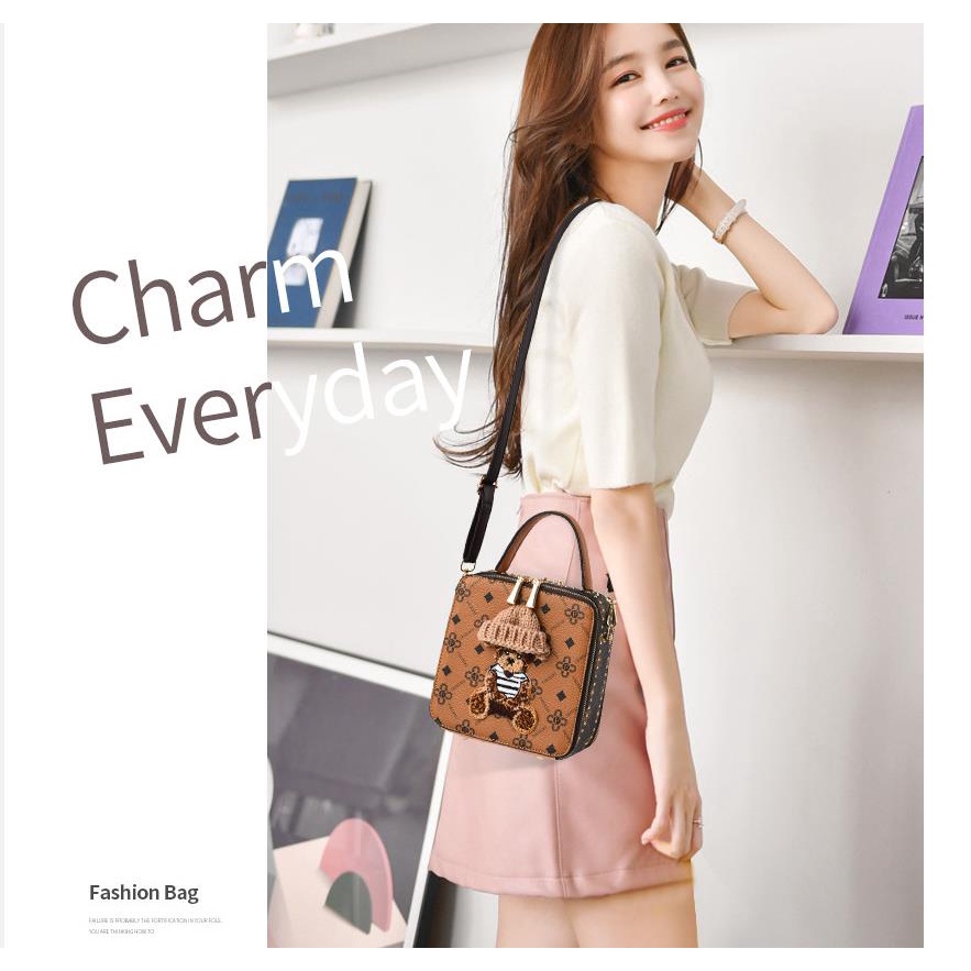 Túi Đeo Chéo Hình Vuông Nhỏ Họa Tiết Gấu Hoạt Hình Màu Tương Phản Thời Trang 2022 Cho Nữ