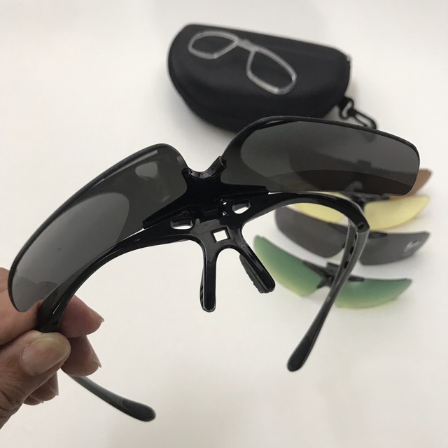 Bộ kính thể thao, kính đi xe đạp, rất tiện lợi khi lật mắt kính lên. | BigBuy360 - bigbuy360.vn