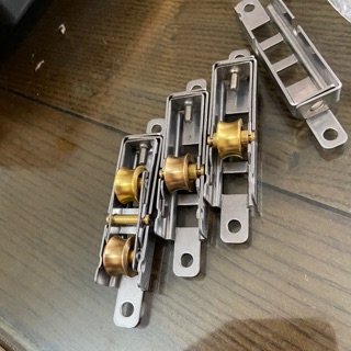 20 chiếc bánh xe đồng đơn/kép cửa lùa hệ xingfa 55 nhập khẩu