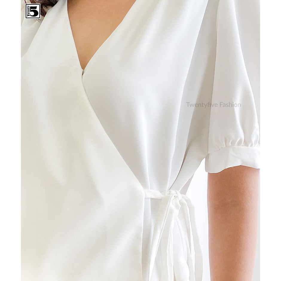 Áo nữ cổ V, buộc nơ eo lệch, nhún cầu vai, tay bo nhún Twentyfive T152