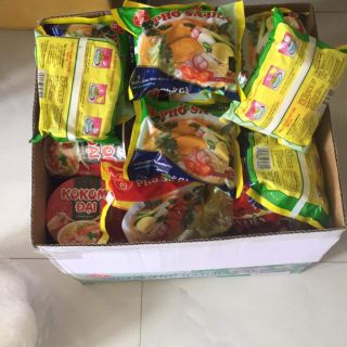 Tôi có bán cho ông Huỳnh Hoàng Thân một thùng hàng đặc sản Sa Đéc gồm mì, hủ tiếu, bánh phồng tôm vừa ngon vừa rẻ, chất.