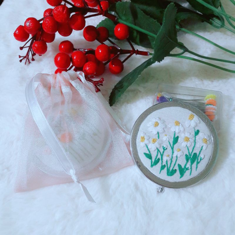 Gương thêu tay handmade