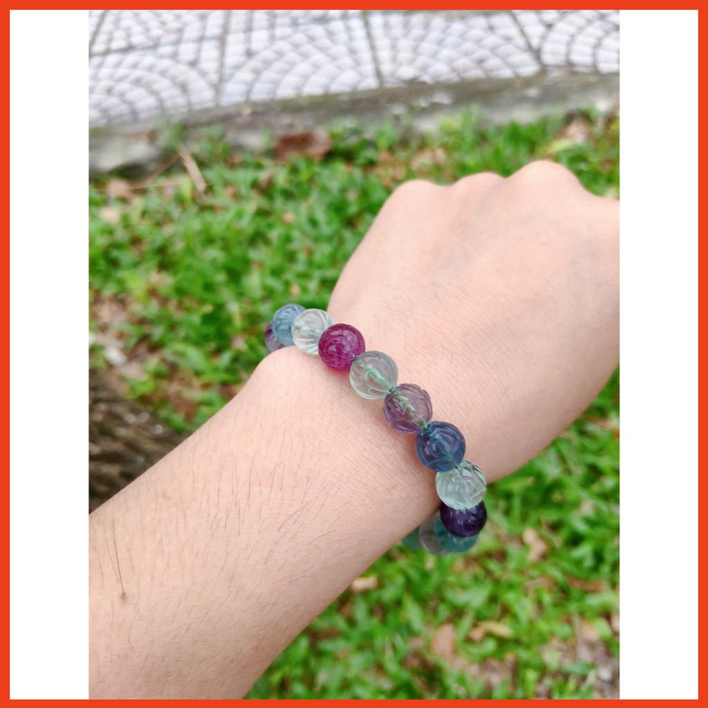 Mẫu Bestseller Vòng Fluorite  màu xanh phối tím, khắc hình hoa độc đáo, size 10 li phong thuỷ