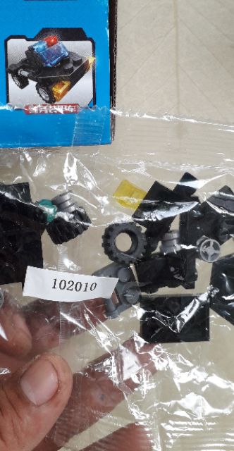 Lắp ráp 1 hộp LegoSWat xe máy bay 1020 có nhiều chi tiết bằng nhựa ABS