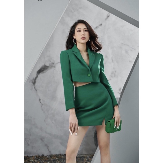 Áo blazer xanh lá croptop và chân váy