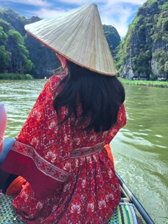 Váy đỏ thổ cẩm