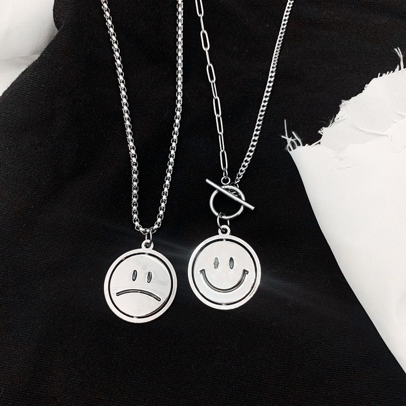 Dây Chuyền Thép Titan Mặt Lật Biểu Tượng Cảm Xúc Emoji Sáng Tạo Hipster Cho Nữ