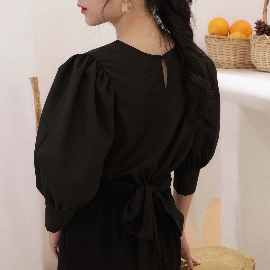 KIOBI – Áo kiểu Lara form suông, cổ tròn, tay phồng bản, eo thắt nơ điều chỉnh sau lưng, vải kate silk đen - KIA19103D