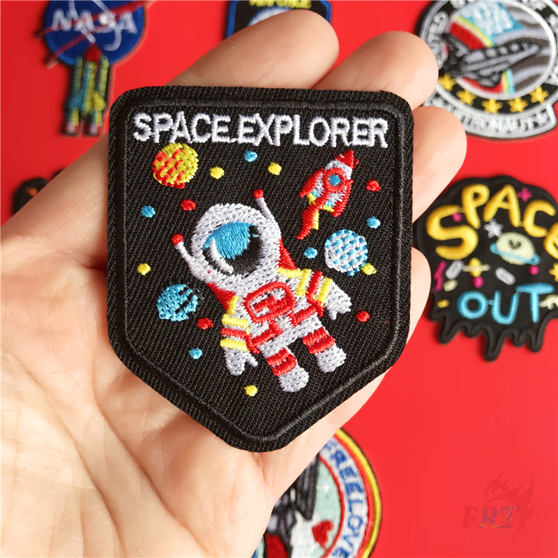 Miếng dán ủi thêu chữ Explorer/ I Need My Space xinh xắn