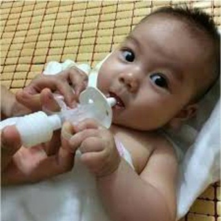 Dụng cụ bơm sữa, bơm thuốc cho bé