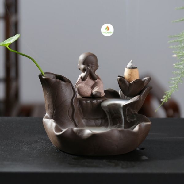 Thác khói trầm hương chú tiểu  bên suối- có lọ cắm hoa- hương trầm tạo khói chảy ngược