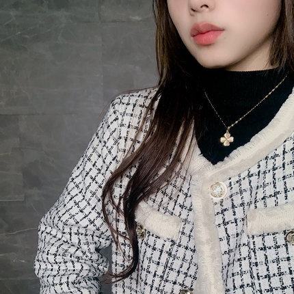 Vòng cổ thép titan mặt cỏ bốn lá đính đá ngọc bích