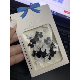 Set charm nơ đen trắng đính móng