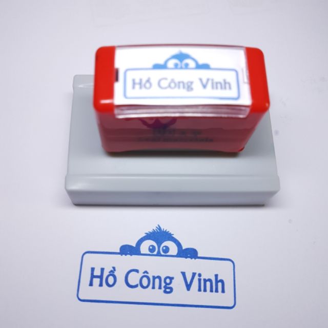 Con dấu THD3363 in tên lên quần áo cho bé đến trường. Sử dụng mực dấu đặc biệt không phai trong nước khi giặt.