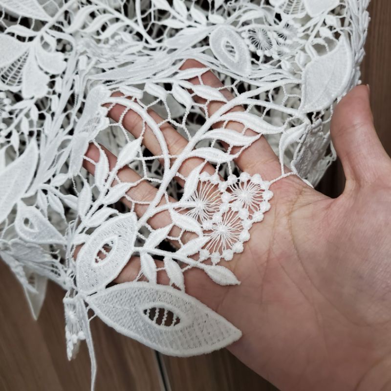 Đầm ren body thiết kế Lee Hoàng Sơn