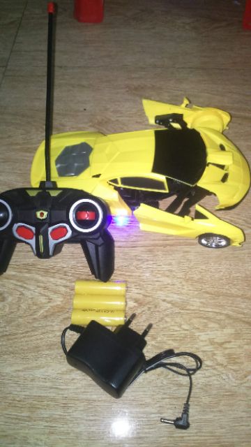 Xe điều khiển từ xa chạy 4 hướng biến thành Robot 82(PIN sạc và tặng kèm PIN)