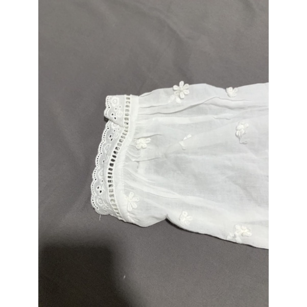 Áo kiểu màu trắng thêu hoa mới 100%