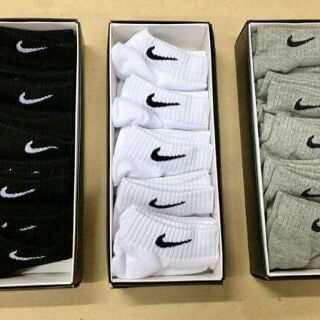 Tất Nike và Adidas