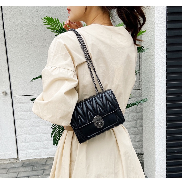 Túi Đeo Nữ Dây Xích Khóa Bầu Dục SP2440