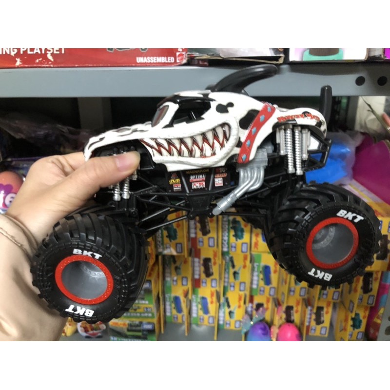 Cá mập trắng Monster jam