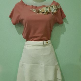 Áo cổ thuyền đính hoa nổi