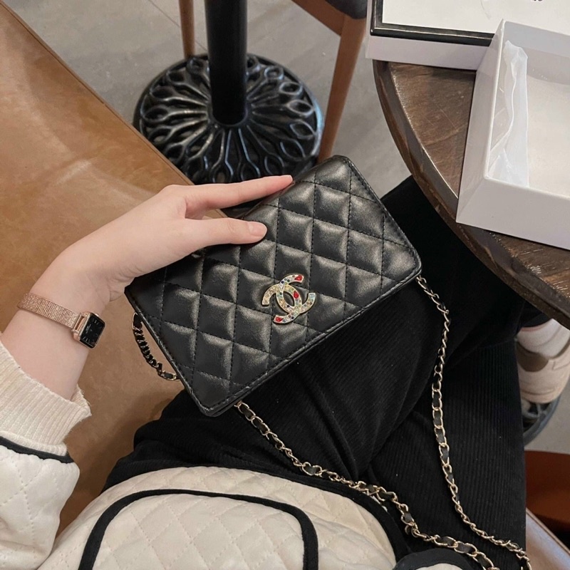 culth cầm tay đeo chéo trần trám tag chữ x đính đá nhân tạo