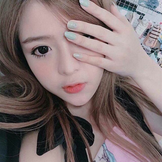 Lens đen giãn tự nhiên