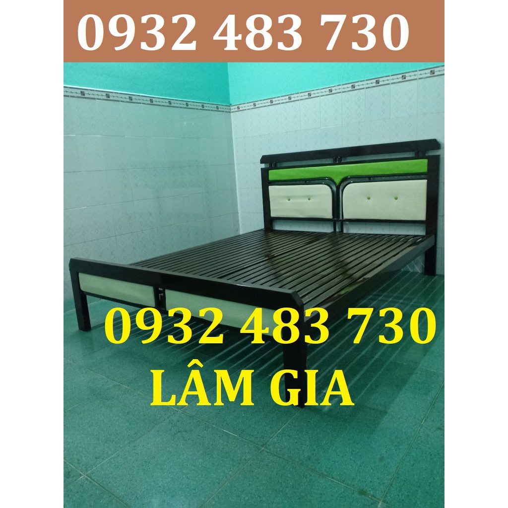 Giường sắt hộp màu nâu gỗ giá rẻ ngang 1m4x2m _Mẫu sọc xanh