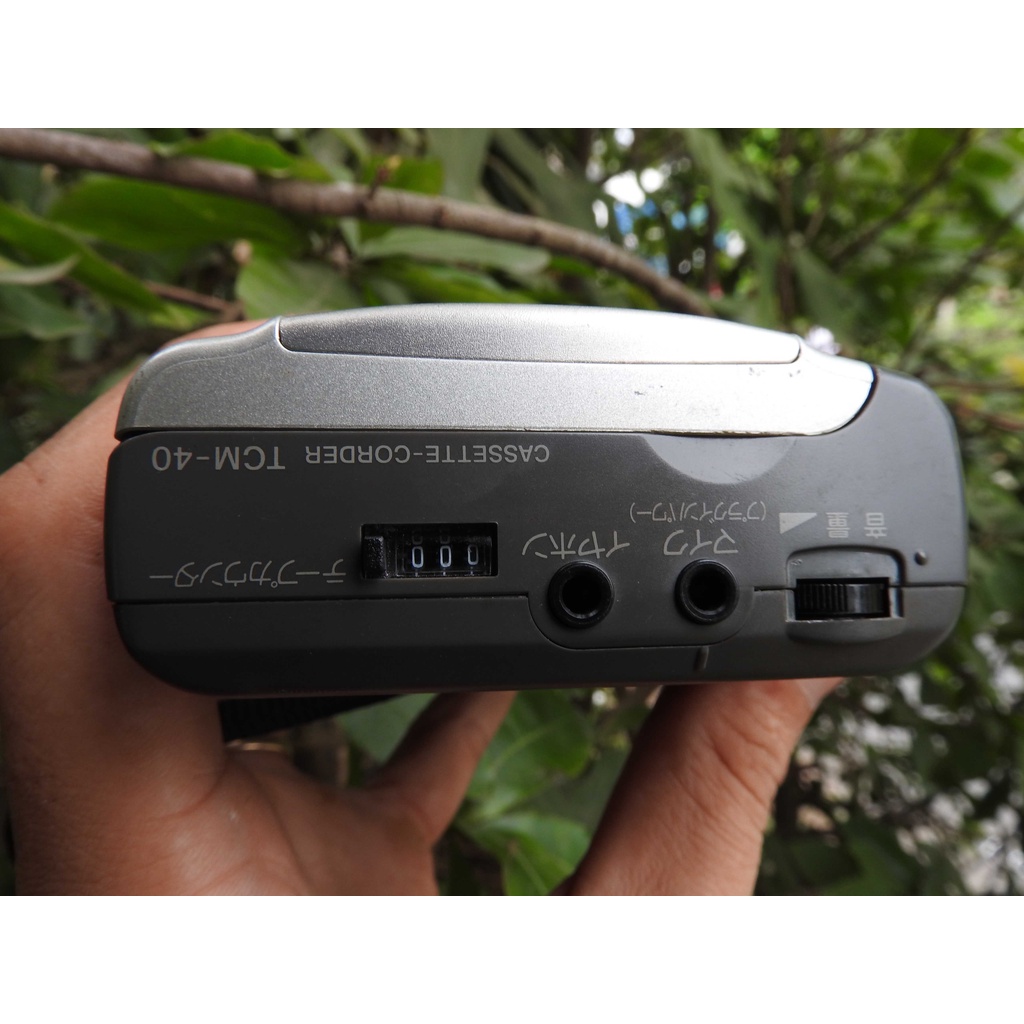 Máy nghe nhạc Cassette Sony TCM-40 có loa ngoài máy còn đẹp kiểu máy đứng cầm đẹp tay