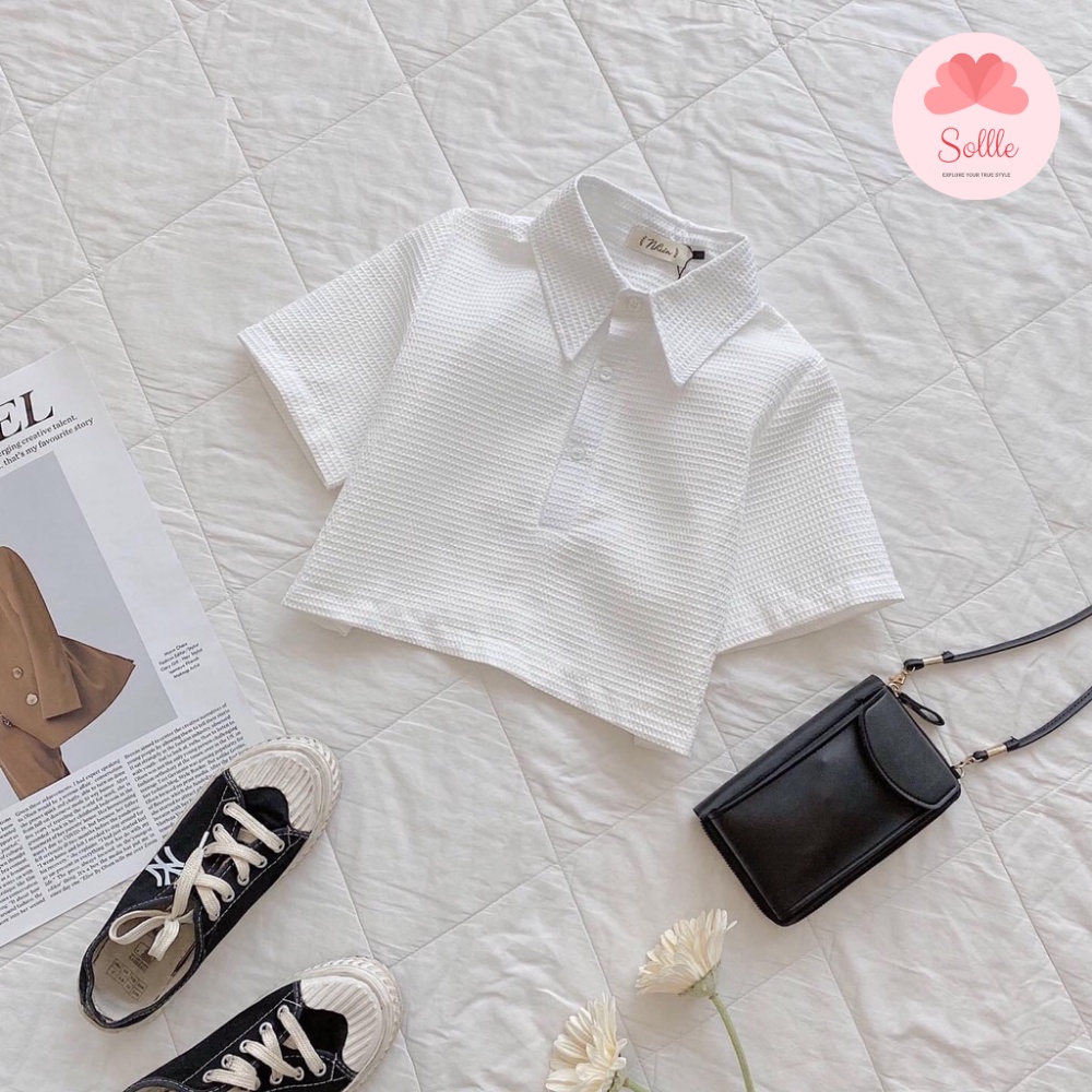 Áo croptop trắng polo chất thun tổ ong ngắn tay, áo nữ kiểu dáng ngắn cổ bẻ, phối cúc ngực Sollle