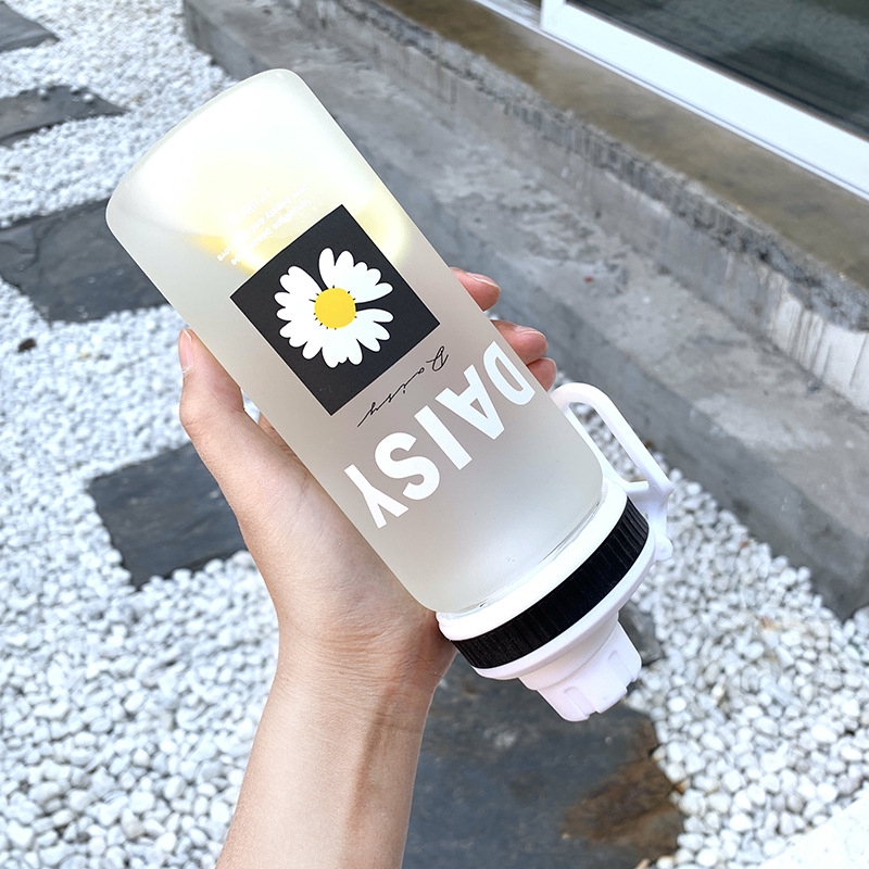 Bình nước thuỷ tinh mờ in hình hoa cúc có tay cầm thiết kế đơn giản kiểu Hàn