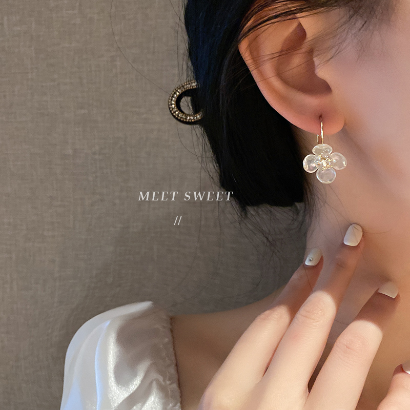 Bông Tai Hình Hoa Đính Ngọc Trai Và Kim Cương Giả Phong Cách Hàn Quốc Ngọ