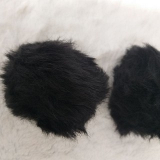 pom pom ,2 màu , size 7cm.(2 cái /5k)