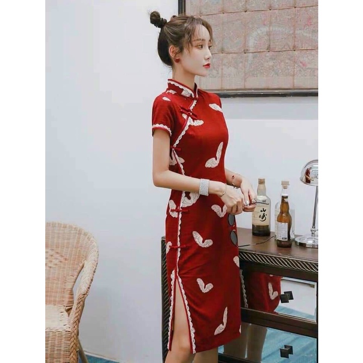 Sườn xám màu đỏ họa tiết cánh chim nút mây chạy viền siêu xinh thời trang thiết kế Arava cc80