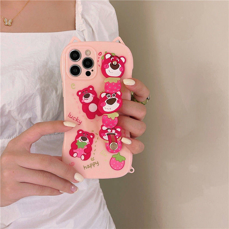 Ốp điện thoại họa tiết gấu dâu tây gắn có dây đeo cổ tay thích hợp cho Iphone 11 Xr Xs 7 8plus 12 / 13 Pro Max