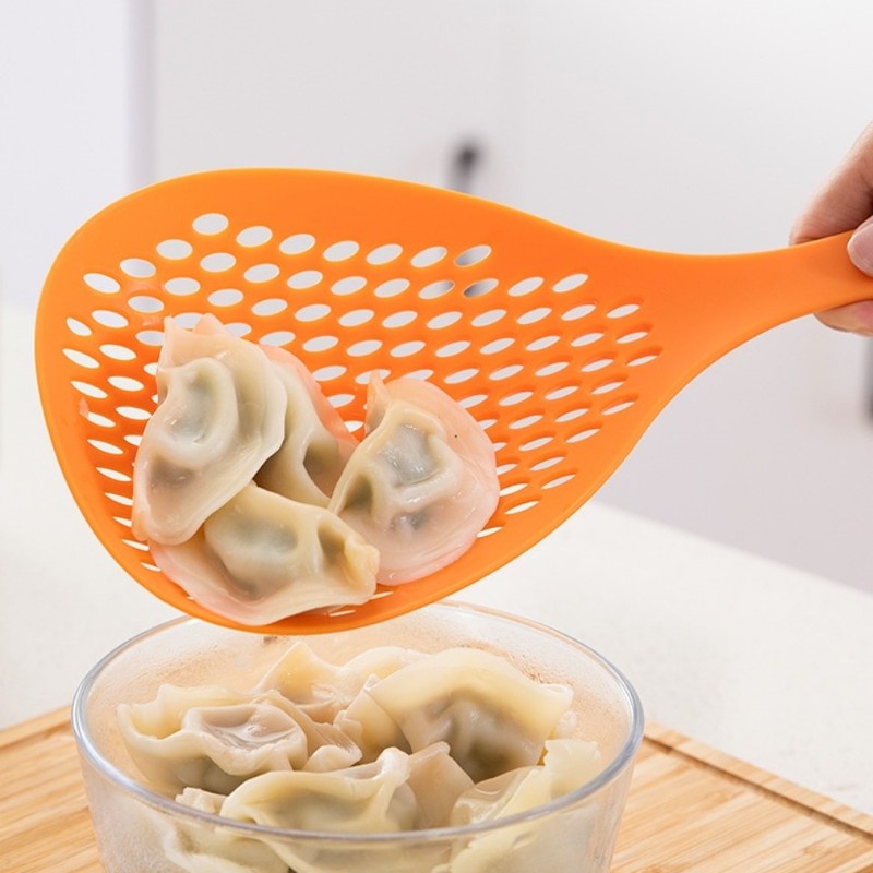 Vá vớt mì bún, đồ ăn dễ dàng cỡ lớn bằng nhựa cao cấp có lỗ thoát nước cán dài chịu nhiệt tốt có lỗ treo