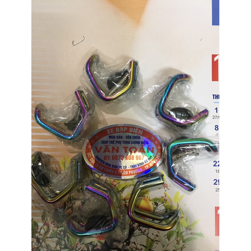 Móc cheo đồ hinh chư U titan