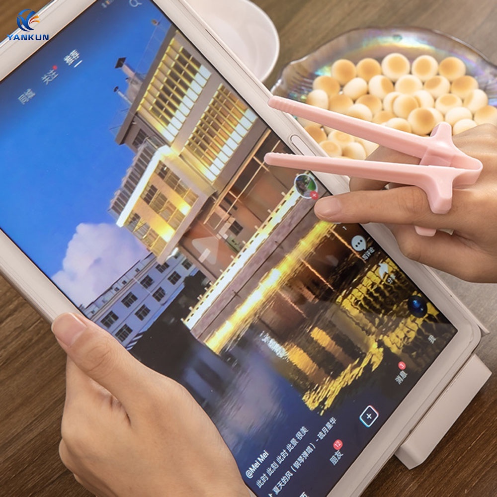 Đũa đeo ngón tay gắp đồ ăn vặt chống dơ khi chơi game