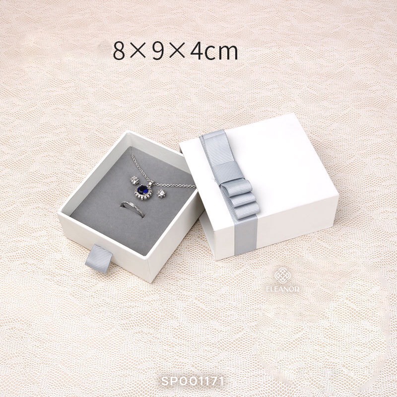 Hộp Quà Eleanor Đựng Dây Chuyền Màu Trắng Đính Nơ Xám Xinh Xắn - SP001171