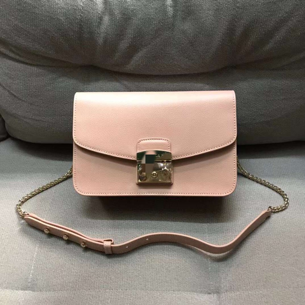 Túi đeo chéo nữ FURLA METROPOLIS  chi tiết chuẩn, từ đường keo mũi chỉ đến logo khắc đều sắc nét. Size 25cm