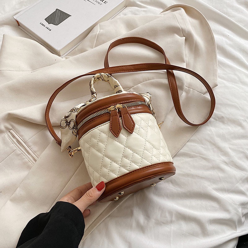 Túi Xách Đính Đá Phối Dây Xích Phong Cách Thời Trang Phương Tây