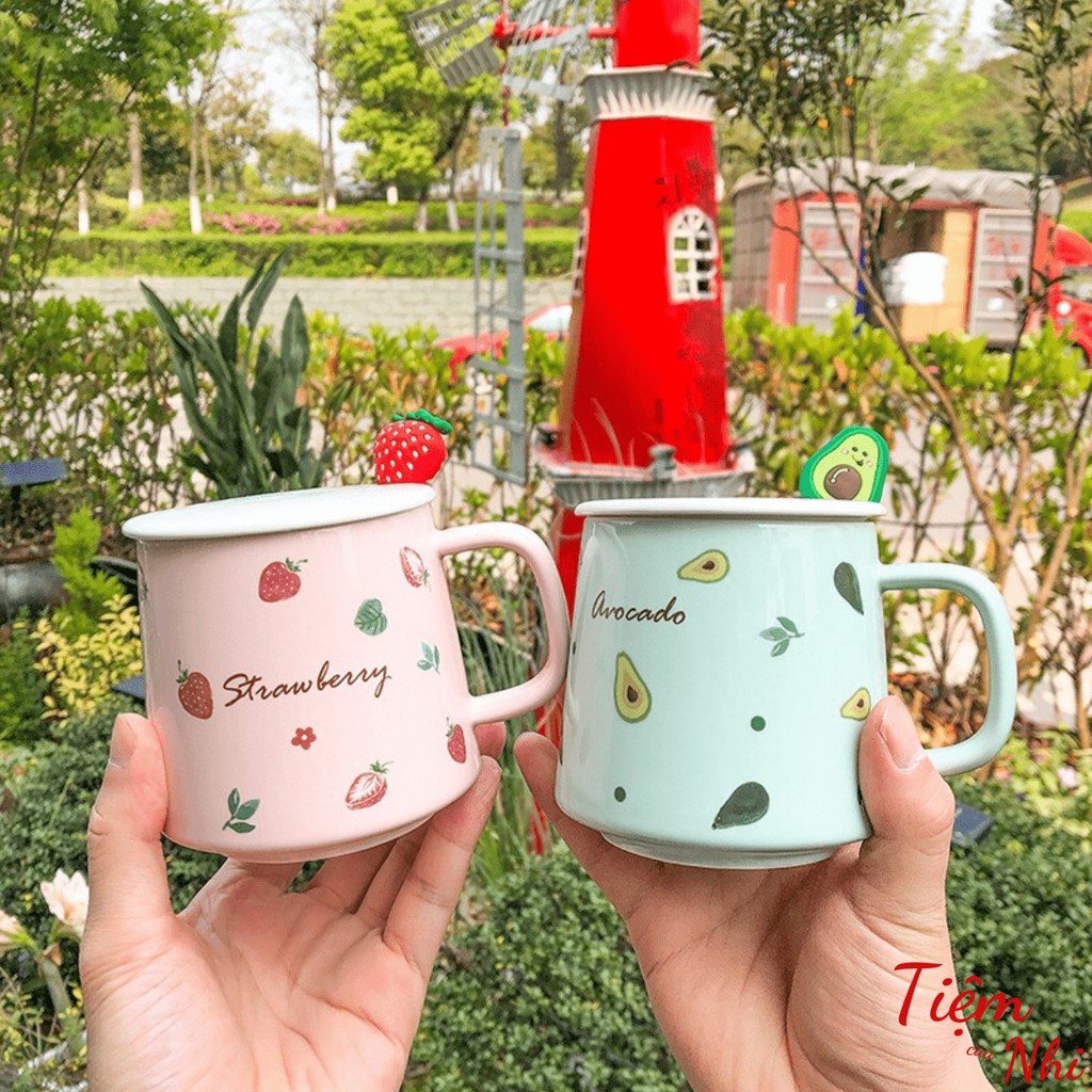 Ly sứ có nắp cao cấp in hình quả dứa, dâu, bơ, dưa hấu mùa hè kèm muỗng cà phê 430ml Tiệm Của Nhi LSCN001