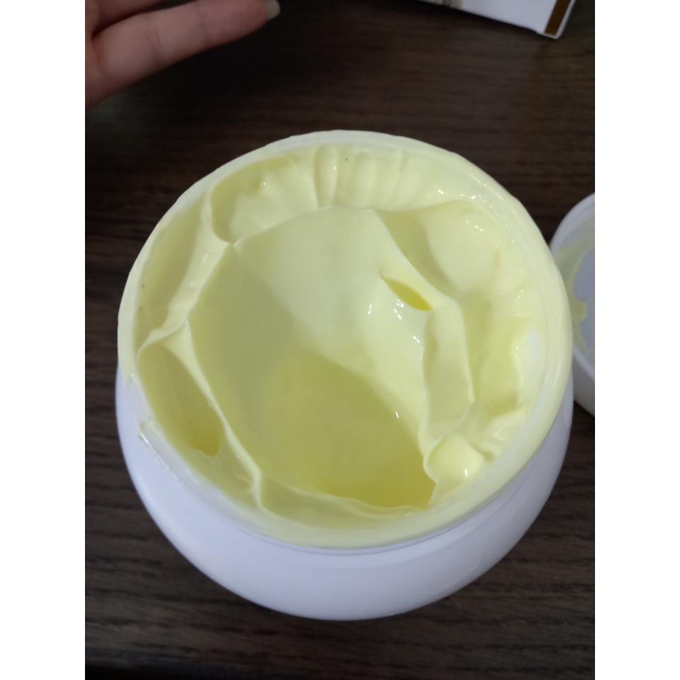 Kem body Mềm dưỡng trắng da toàn thân .