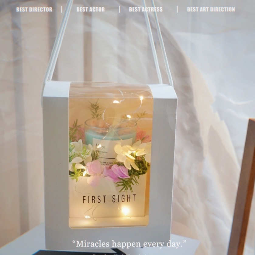 Hộp Quà Nến Thơm First Sight No.02 Trang Trí Đèn Và Hoa Có Dây Xách Cao 20cm