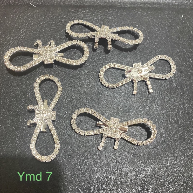 Nơ cài áo đá nhân tạo + tag + váy áo
