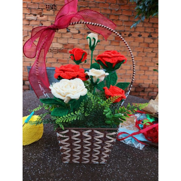 Giỏ hoa hồng len handmade