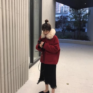 Áo khoác cổ lông màu đỏ đô