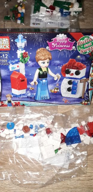 Lắp ráp 1 hộp LegoHappy Princess 67009 có nhiều chi tiết bằng nhựa ABS