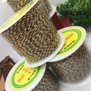 Cuộn chỉ ngũ sắc làm vòng tay.